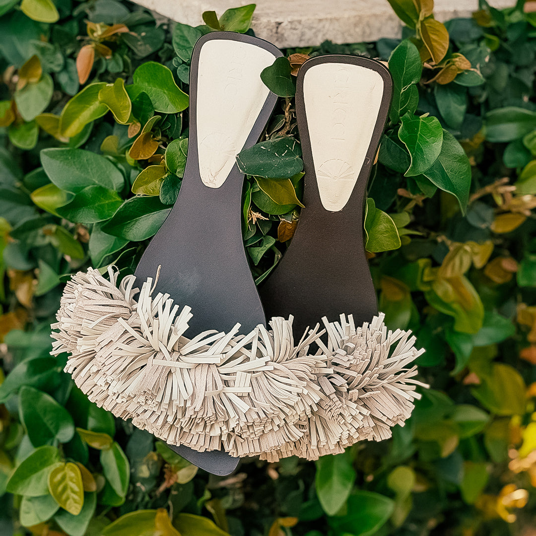 Rasteira Pompom Franjas Off White